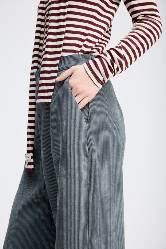 Munthe Lelouis charcoal fløjlsbukser med brede ben, regular pasform og ekstra længde. Delvist lavet i genanvendt materiale.