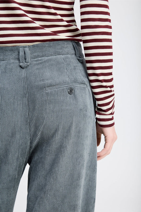 Munthe Lelouis charcoal fløjlsbukser med brede ben, regular pasform og ekstra længde. Delvist lavet i genanvendt materiale.