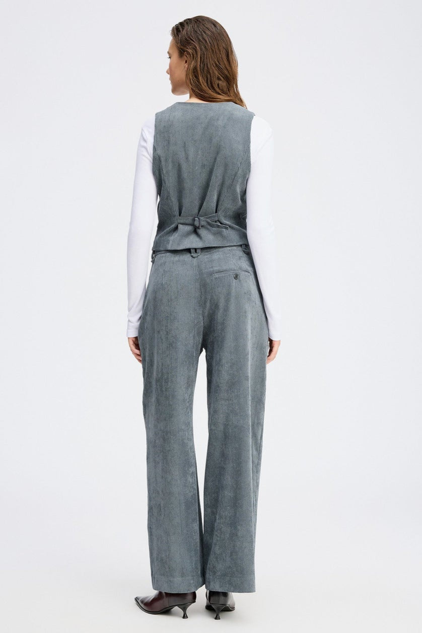 Munthe Lillian blazer-vest i charcoal fløjl med tæt pasform, tre knapper og klaplommer. Fremstillet med 35 % genanvendt polyester.