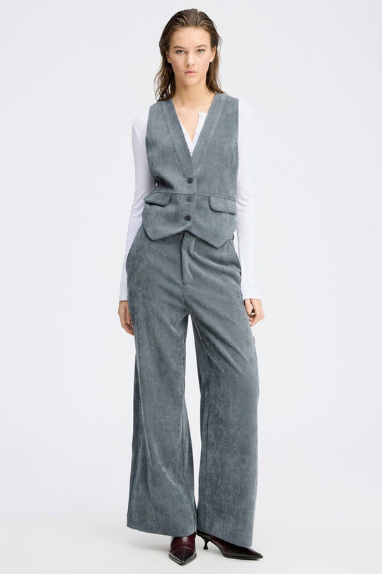 Munthe Lillian blazer-vest i charcoal fløjl med tæt pasform, tre knapper og klaplommer. Fremstillet med 35 % genanvendt polyester.