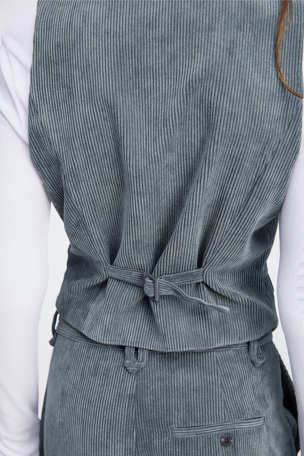 Munthe Lillian blazer-vest i charcoal fløjl med tæt pasform, tre knapper og klaplommer. Fremstillet med 35 % genanvendt polyester.
