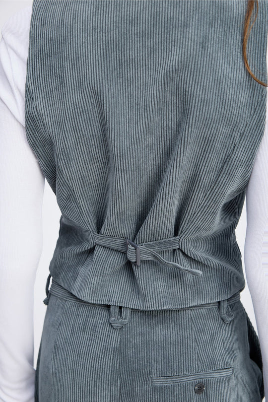 Munthe Lillian blazer-vest i charcoal fløjl med tæt pasform, tre knapper og klaplommer. Fremstillet med 35 % genanvendt polyester.
