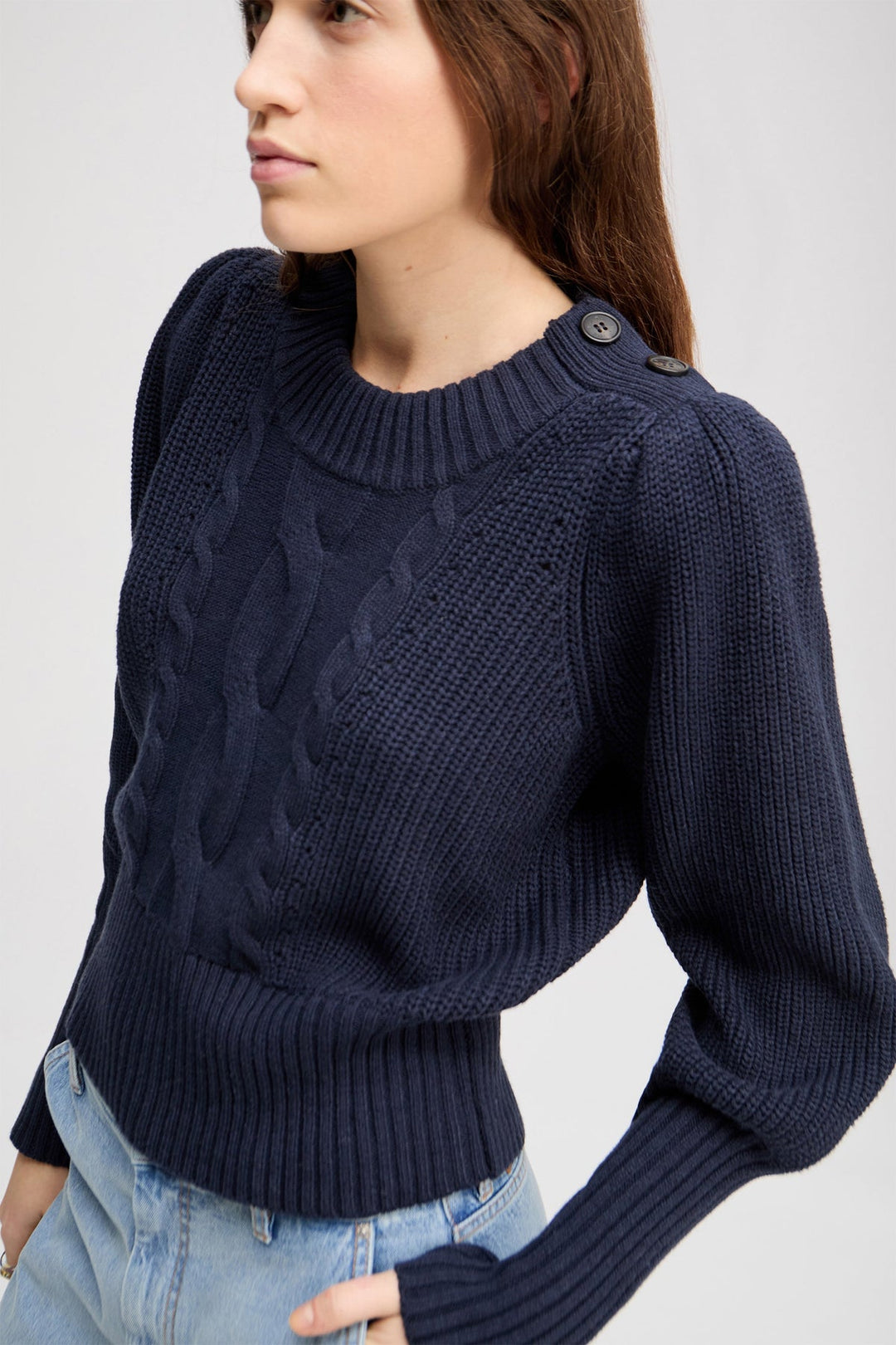Munthe Lysta navy kabelstrik med brede ærmer, høj ribkant og knaplukning ved halsen. Blød blanding af bomuld, akryl og uld.