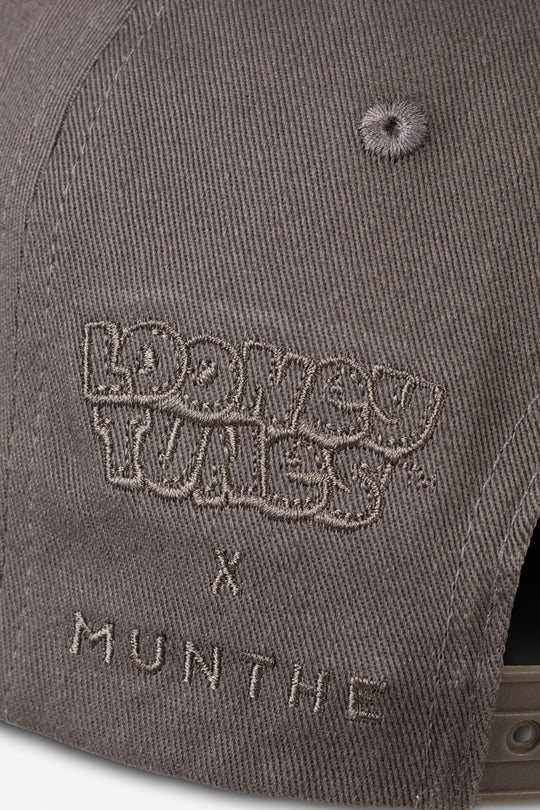 Munthe Lucian Cap i grå økologisk bomuld med Looney Tunes-applikation og broderet MUNTHE-logo. Unik limited edition kasket.