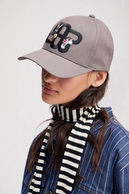 Munthe Lucian Cap i grå økologisk bomuld med Looney Tunes-applikation og broderet MUNTHE-logo. Unik limited edition kasket.