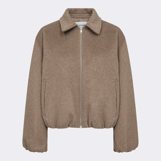 Levete Room LR-OWA 37 Jakke i lys brun med klassisk krave, lynlåslukning og subtil strukturering forneden.