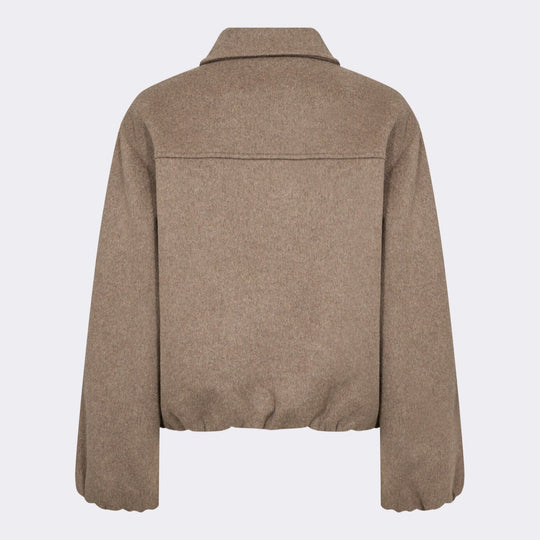 Levete Room LR-OWA 37 Jakke i lys brun med klassisk krave, lynlåslukning og subtil strukturering forneden.