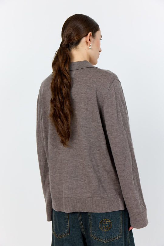 Levete Room LR-Ismaila 9 Pullover i merinould med klassisk krave, V-hals og ribbede manchetter.