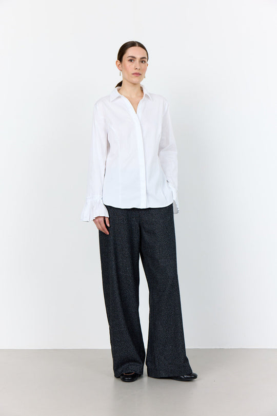 Leveté Room Isla Solid 130 skjorte i hvid økologisk bomuld med skjulte knapper og plisserede manchetter. Klassisk, tidløst og elegant design.