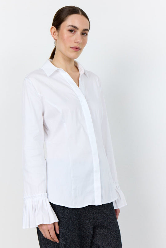Leveté Room Isla Solid 130 skjorte i hvid økologisk bomuld med skjulte knapper og plisserede manchetter. Klassisk, tidløst og elegant design.