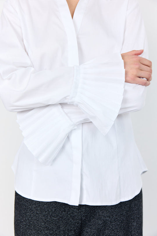 Leveté Room Isla Solid 130 skjorte i hvid økologisk bomuld med skjulte knapper og plisserede manchetter. Klassisk, tidløst og elegant design.
