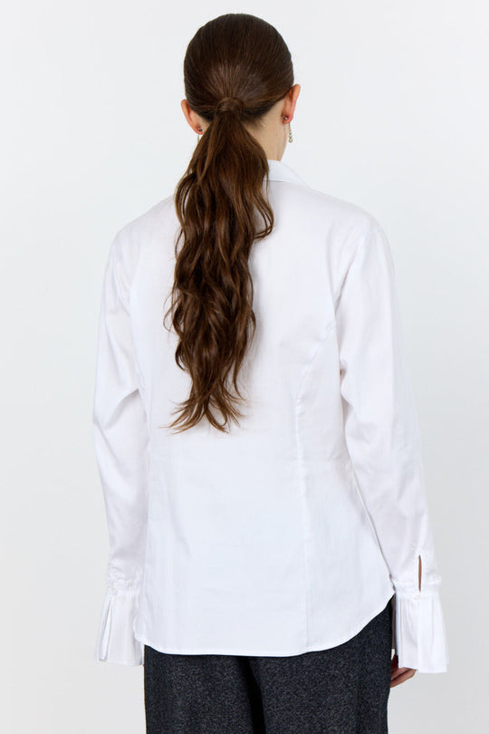Leveté Room Isla Solid 130 skjorte i hvid økologisk bomuld med skjulte knapper og plisserede manchetter. Klassisk, tidløst og elegant design.