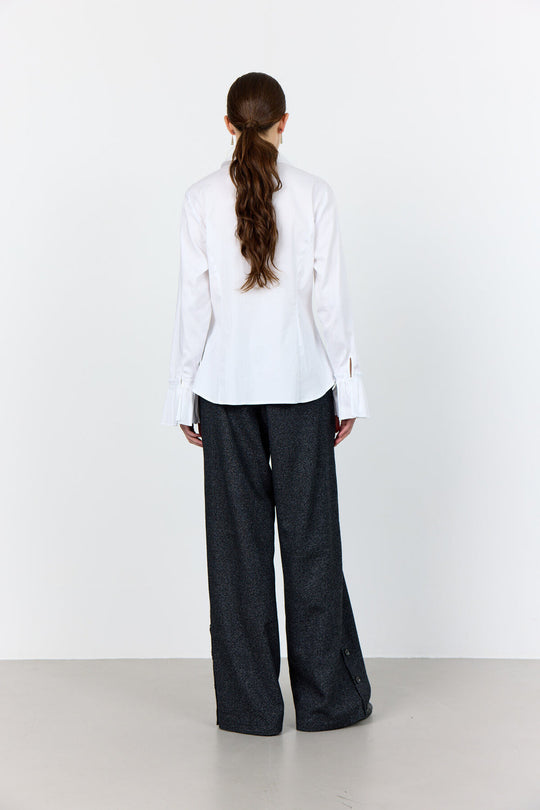 Leveté Room Isla Solid 130 skjorte i hvid økologisk bomuld med skjulte knapper og plisserede manchetter. Klassisk, tidløst og elegant design.