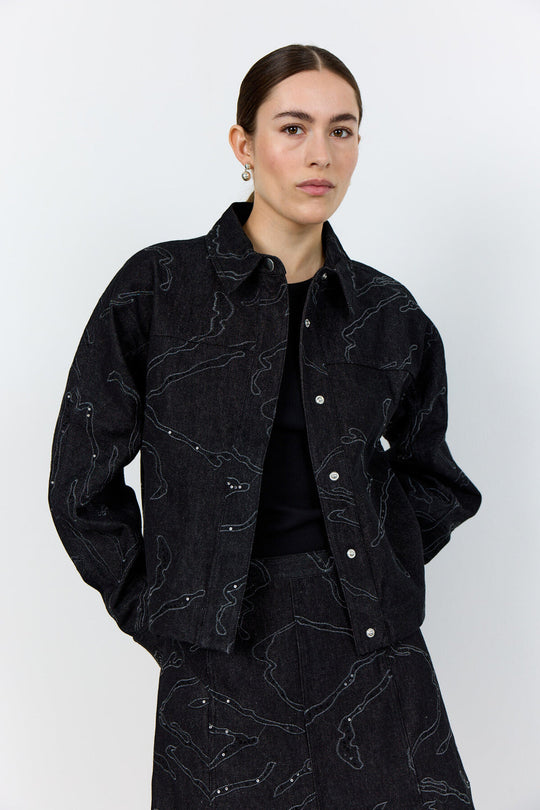 Levete Room LR-NOMA 2 Jakke i sort med spids krave, knaplukning og abstrakt linjemønster.