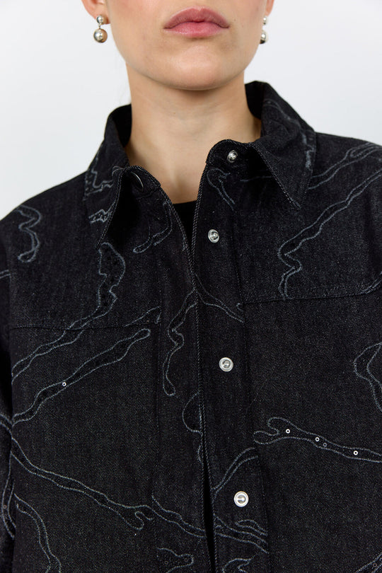 Levete Room LR-NOMA 2 Jakke i sort med spids krave, knaplukning og abstrakt linjemønster.