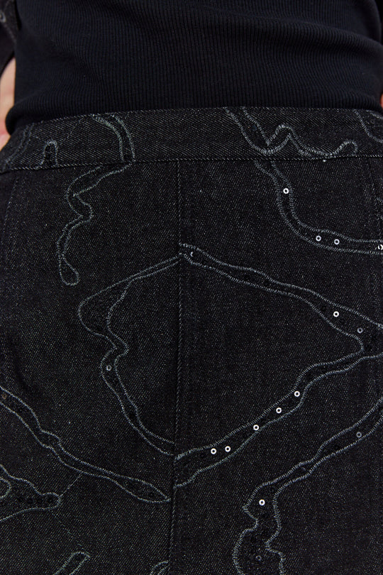 Levete Room LR-Noma 1 Skirt i sort, elegant nederdel med broderet mønster og lynlås bagpå.