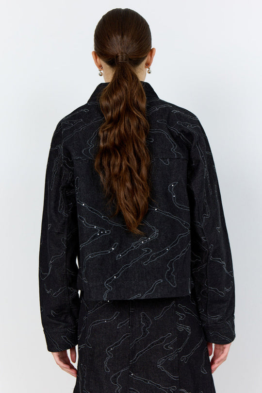 Levete Room LR-NOMA 2 Jakke i sort med spids krave, knaplukning og abstrakt linjemønster.