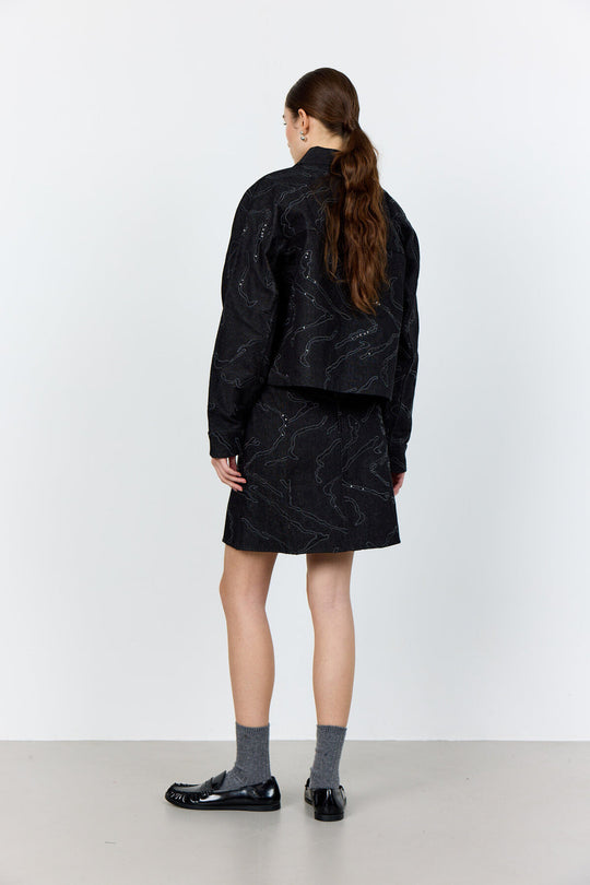 Levete Room LR-Noma 1 Skirt i sort, elegant nederdel med broderet mønster og lynlås bagpå.