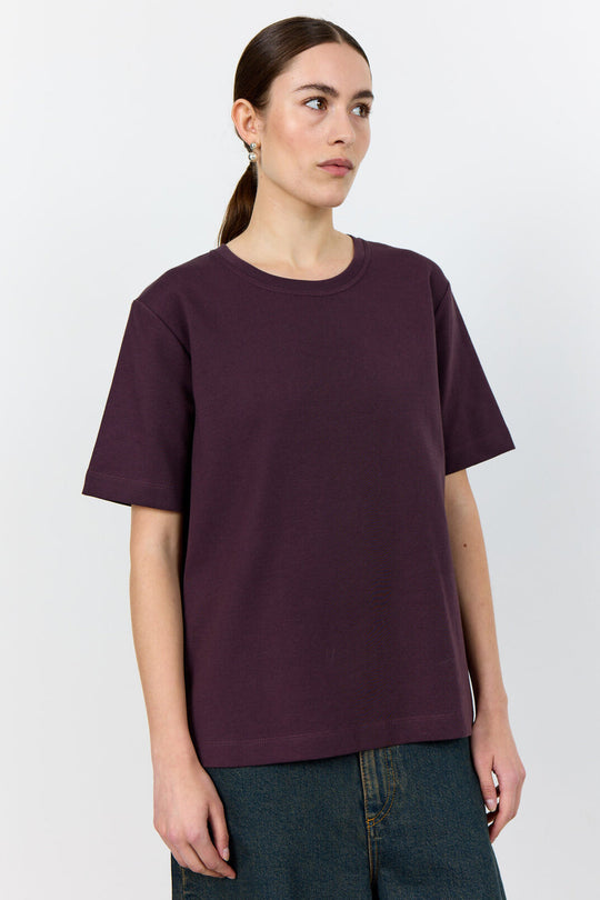 Levete Room LR-Kis 1 T-shirt i bordeaux, ribbet kvalitet med rund hals.