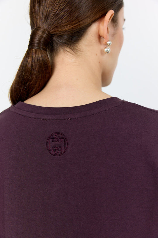 Levete Room LR-Kis 1 T-shirt i bordeaux, ribbet kvalitet med rund hals.