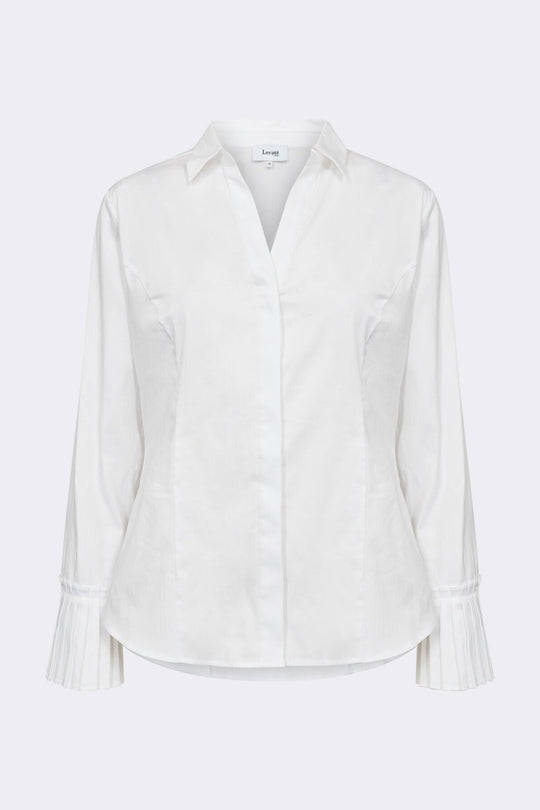 Leveté Room Isla Solid 130 skjorte i hvid økologisk bomuld med skjulte knapper og plisserede manchetter. Klassisk, tidløst og elegant design.