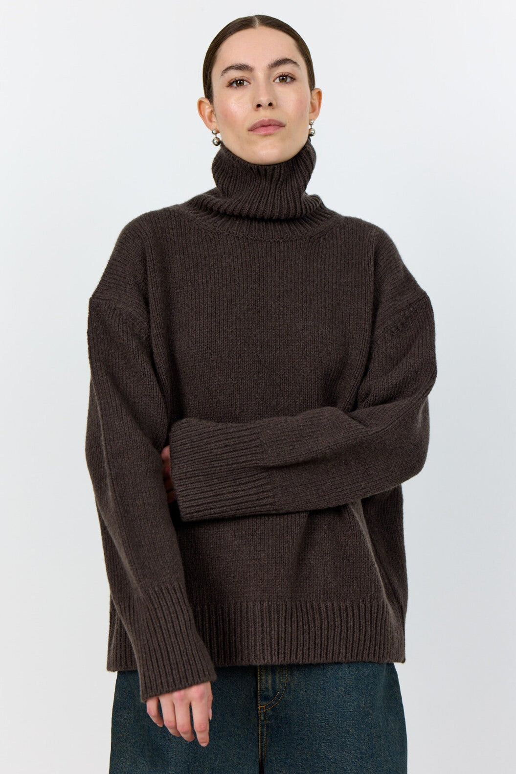 LR-PERLE 3 Pullover Mørk Brun – ribbet rullekrave, lange ærmer og blød merinould/kashmirblanding til hverdags- og kontorbrug.