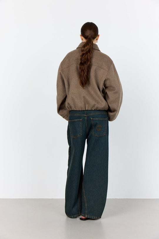 Levete Room LR-OWA 37 Jakke i lys brun med klassisk krave, lynlåslukning og subtil strukturering forneden.