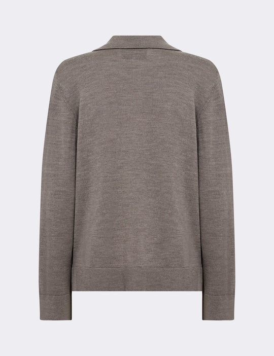 Levete Room LR-Ismaila 9 Pullover i merinould med klassisk krave, V-hals og ribbede manchetter.