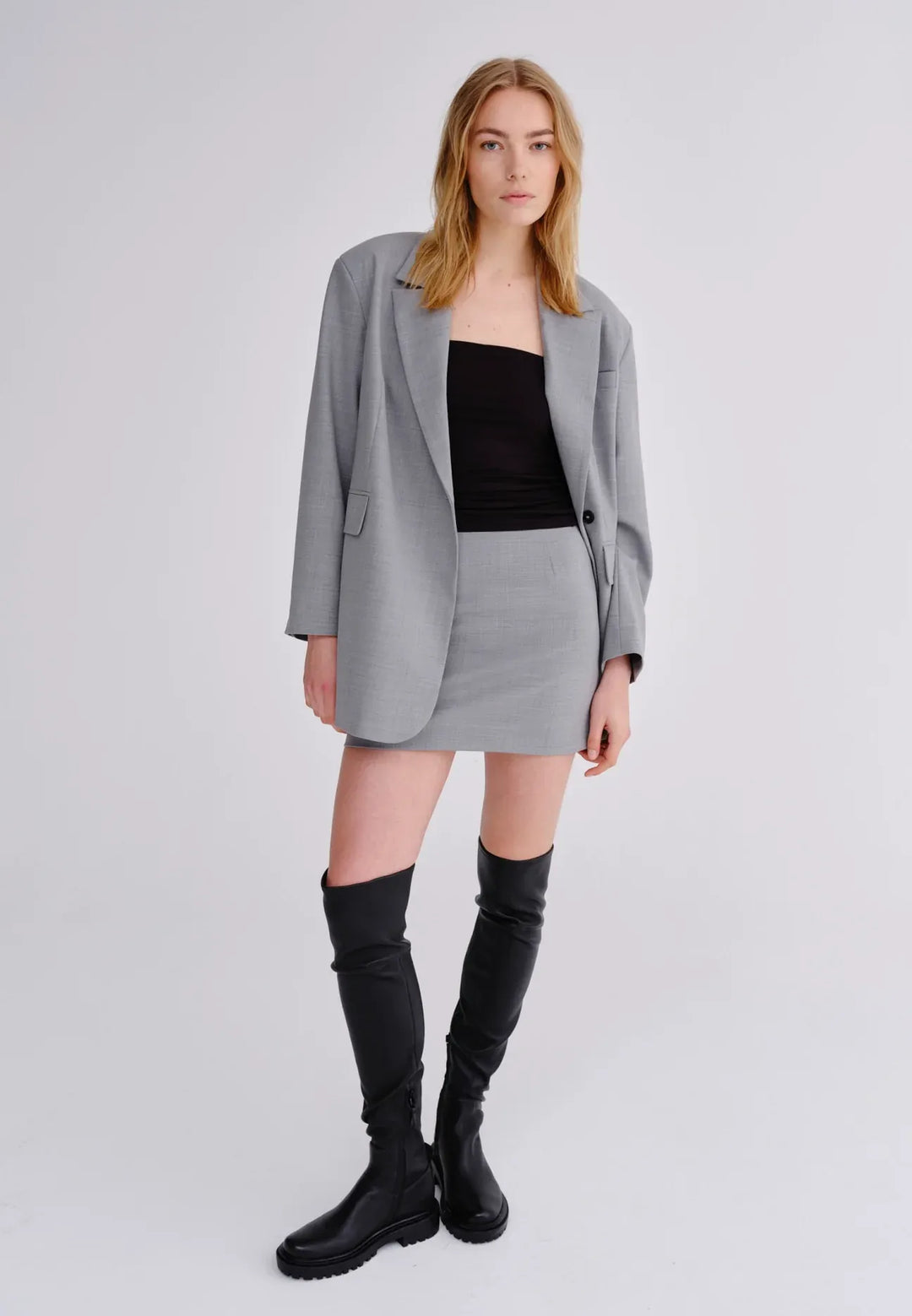 Herskind Debby Skirt i grey – lavtaljet mini nederdel med darts og diskret lynlåslukning i en luksuriøs blanding af polyester, uld og elastan.