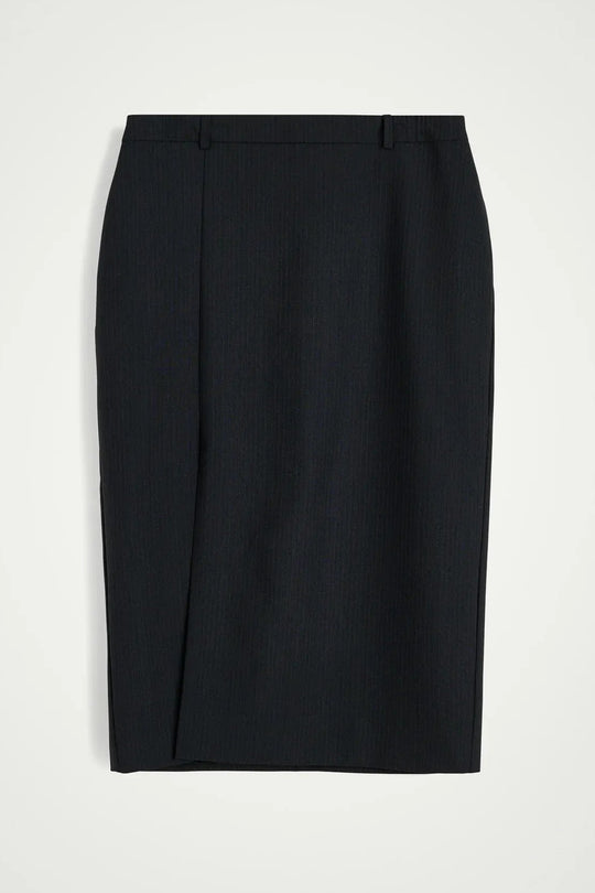 Herskind Mate Skirt – mellemlang nederdel i mørkegrå pinstripe med elegant sideslids. Perfekt pasform og tidløst design.