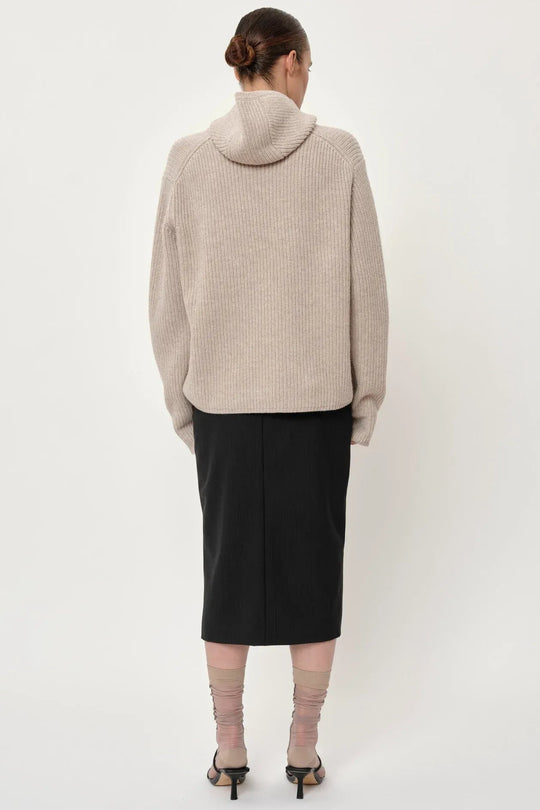 Herskind Mate Skirt – mellemlang nederdel i mørkegrå pinstripe med elegant sideslids. Perfekt pasform og tidløst design.