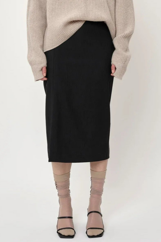 Herskind Mate Skirt – mellemlang nederdel i mørkegrå pinstripe med elegant sideslids. Perfekt pasform og tidløst design.