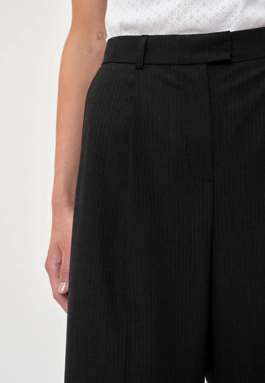 Herskind Kelly Pants – klassiske mørkegrå pinstripe bukser med mid-waist, læg og pressefold.