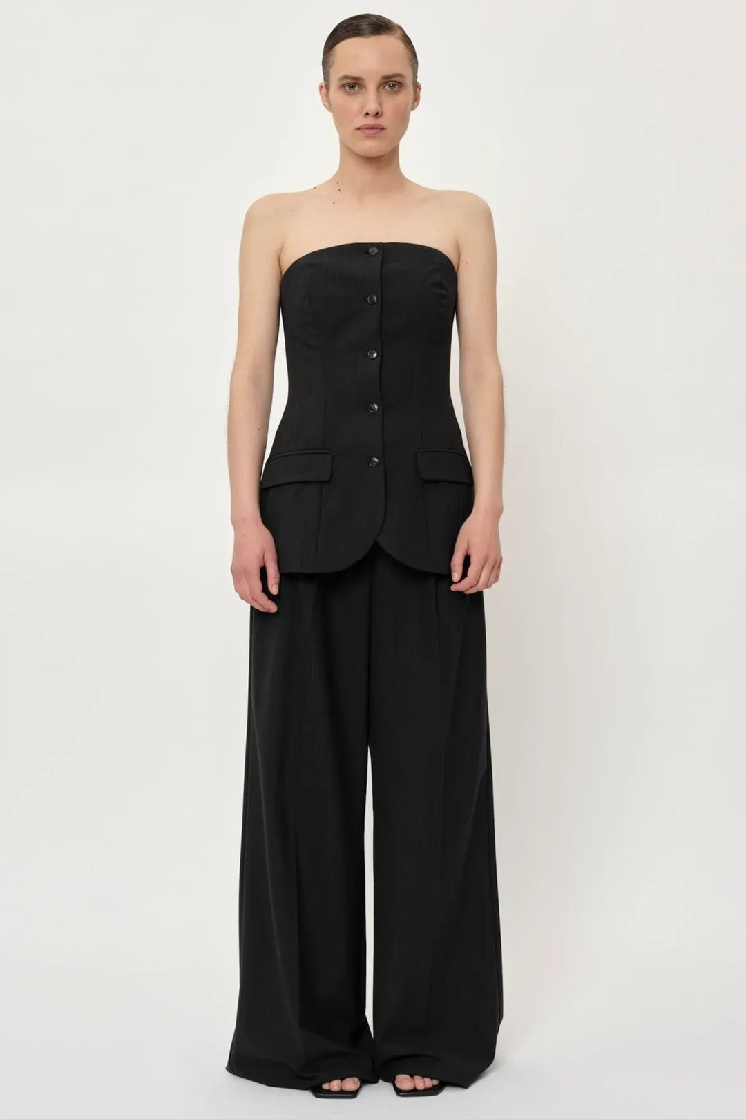 Herskind Kelly Pants – klassiske mørkegrå pinstripe bukser med mid-waist, læg og pressefold.