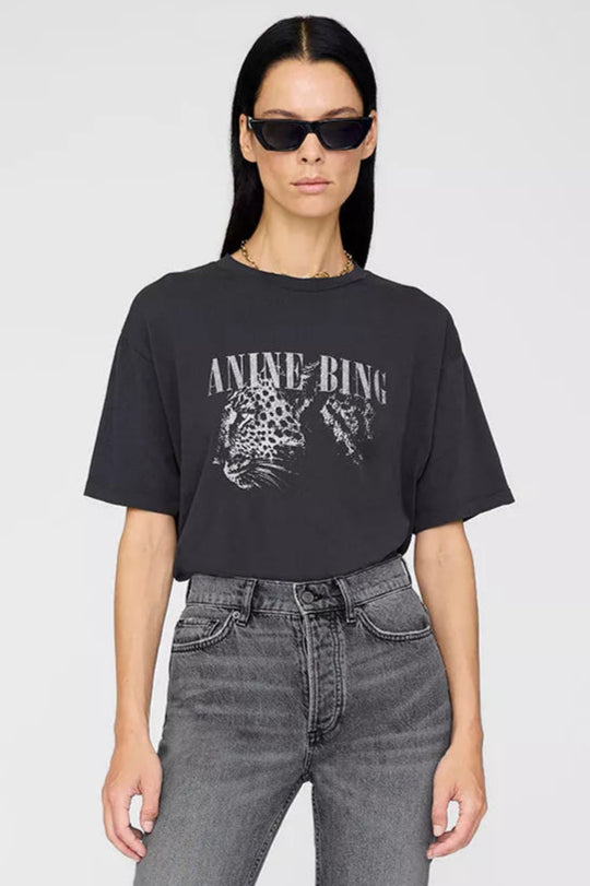Anine Bing Cohen Tee i washed black – T-shirt i 100% økologisk bomuld med boxy pasform og vintage-look.