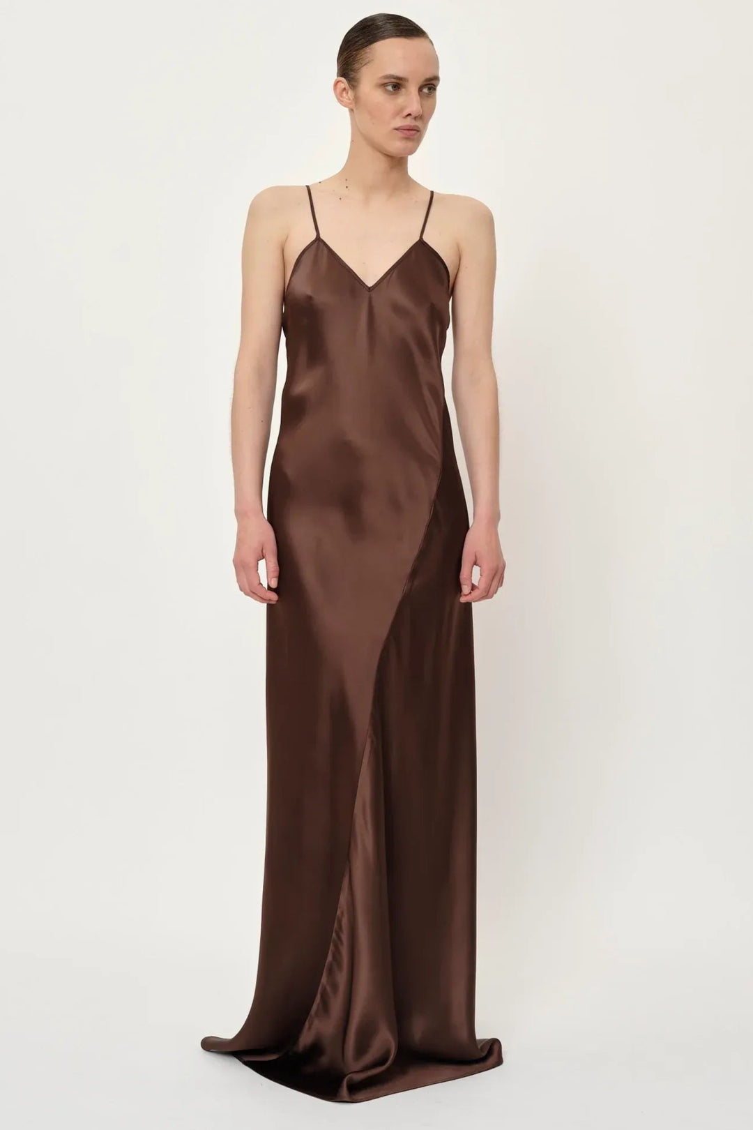 Herskind Renate Dress – slipkjole med dyb V-hals, lav ryg og justerbare stropper. Elegant og bæredygtig.