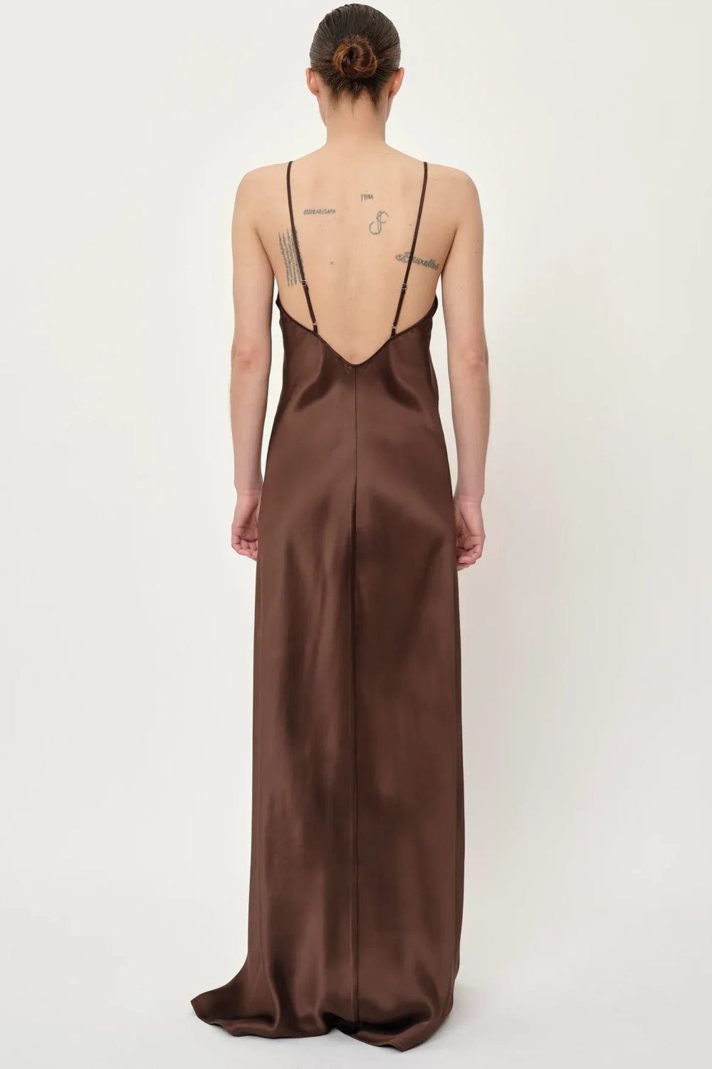 Herskind Renate Dress – slipkjole med dyb V-hals, lav ryg og justerbare stropper. Elegant og bæredygtig.