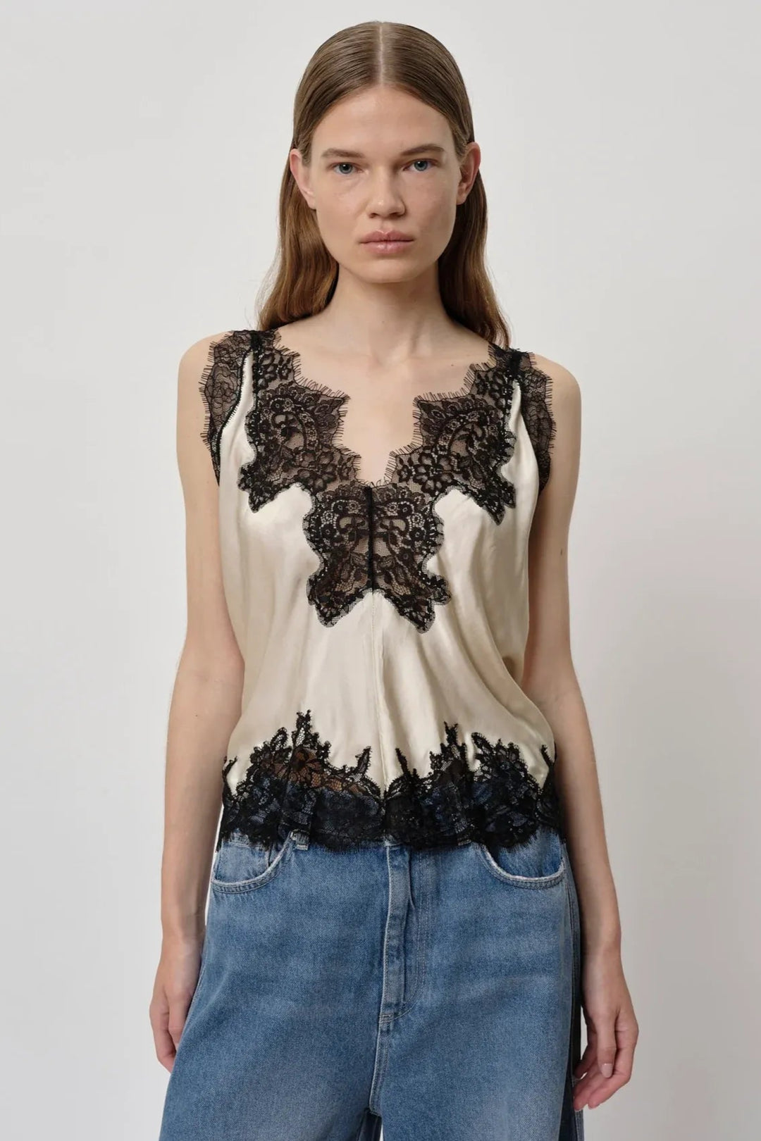 Herskind Zew Top i light asparagus – feminin strap top med fine blonde detaljer i 50% FSC viskose og 50% rayon.