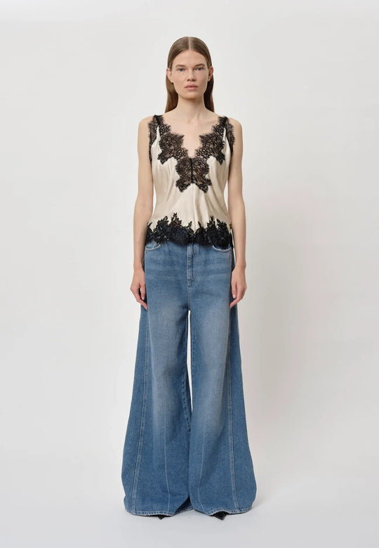 Herskind Zew Top i light asparagus – feminin strap top med fine blonde detaljer i 50% FSC viskose og 50% rayon.