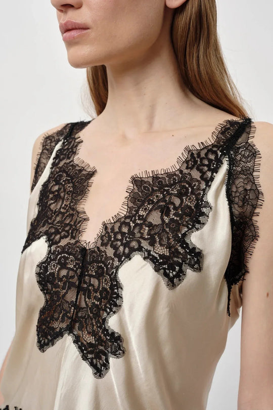 Herskind Zew Top i light asparagus – feminin strap top med fine blonde detaljer i 50% FSC viskose og 50% rayon.