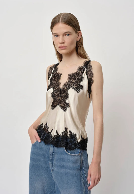 Herskind Zew Top i light asparagus – feminin strap top med fine blonde detaljer i 50% FSC viskose og 50% rayon.