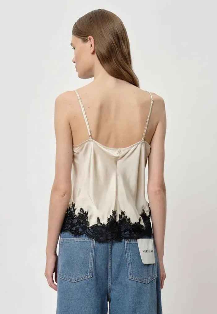 Herskind Zew Top i light asparagus – feminin strap top med fine blonde detaljer i 50% FSC viskose og 50% rayon.