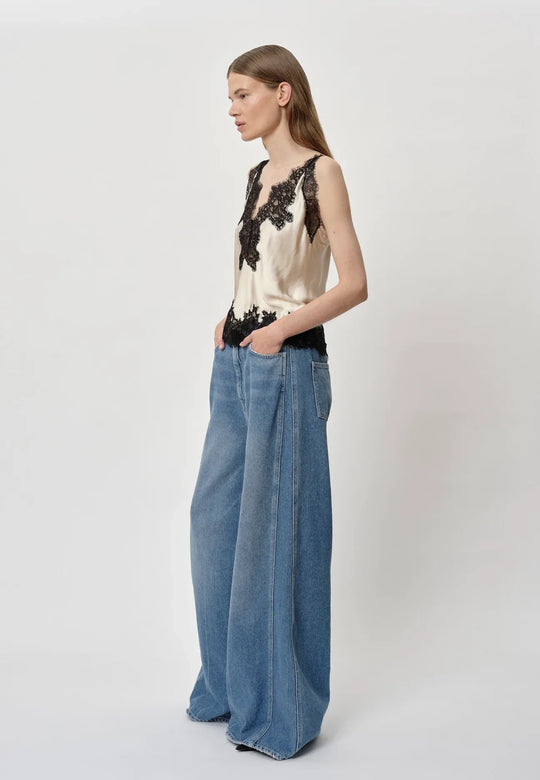 Herskind Zew Top i light asparagus – feminin strap top med fine blonde detaljer i 50% FSC viskose og 50% rayon.