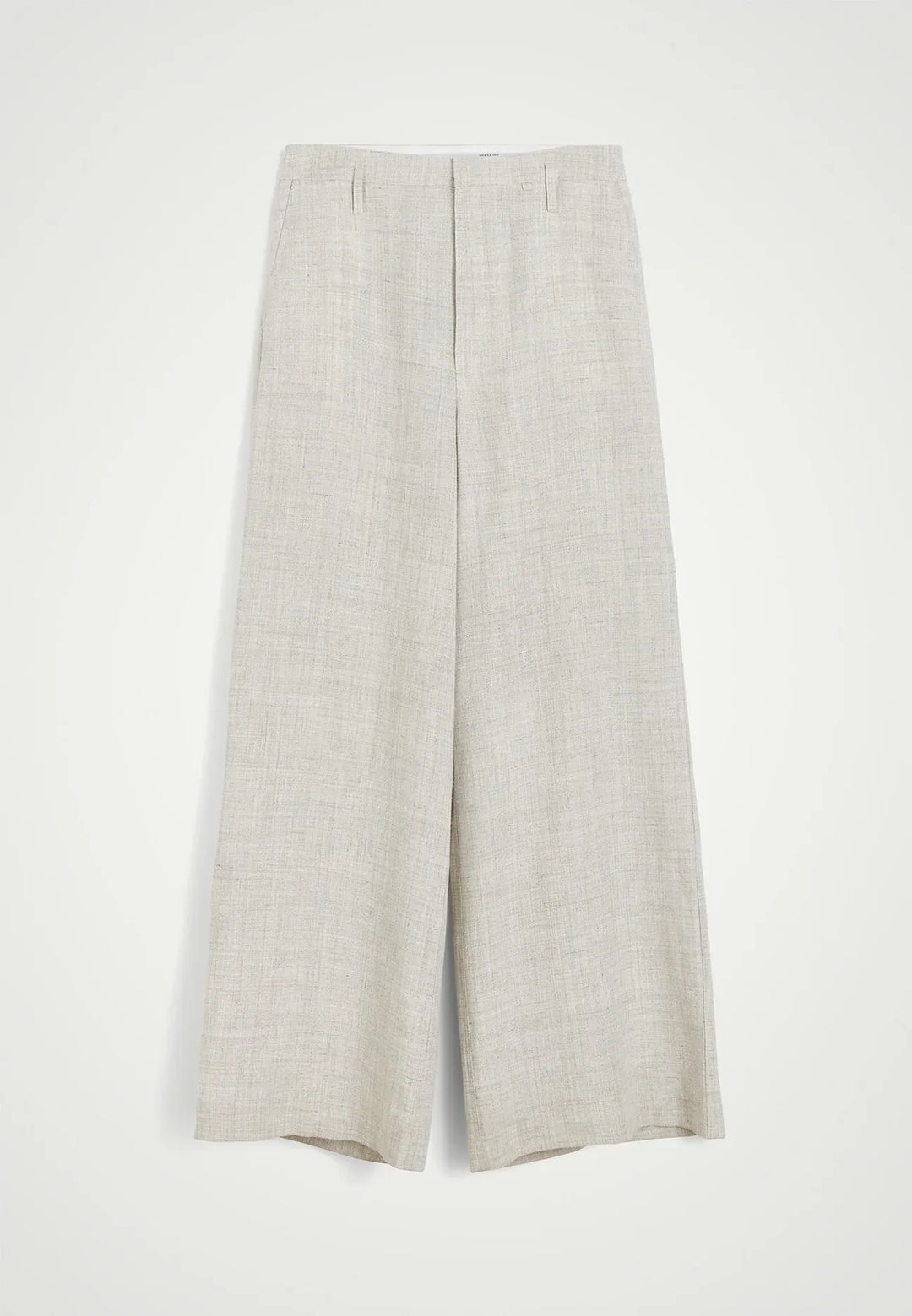 Herskind Poppy Pants i sand – klassiske bukser med mid-waisted pasform, skarpe linjer og store lommer. Fremstillet i italiensk stof. Perfekte til et skræddersyet look. Cassandra.dk