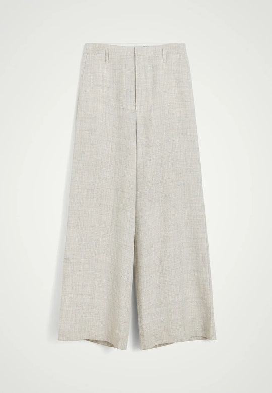 Herskind Poppy Pants i sand – klassiske bukser med mid-waisted pasform, skarpe linjer og store lommer. Fremstillet i italiensk stof. Perfekte til et skræddersyet look. Cassandra.dk
