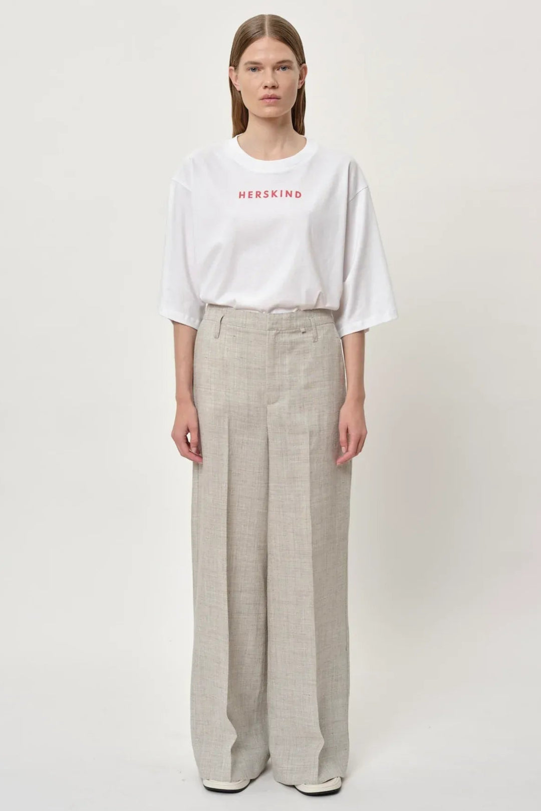 Herskind Poppy Pants i sand – klassiske bukser med mid-waisted pasform, skarpe linjer og store lommer. Fremstillet i italiensk stof. Perfekte til et skræddersyet look. Cassandra.dk