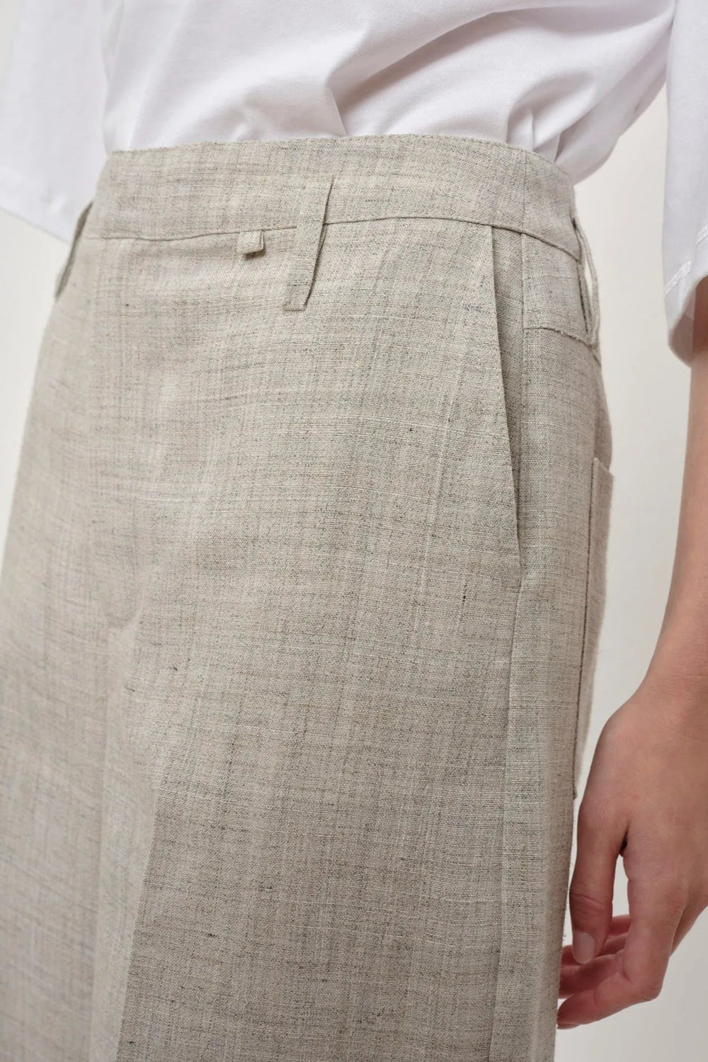 Herskind Poppy Pants i sand – klassiske bukser med mid-waisted pasform, skarpe linjer og store lommer. Fremstillet i italiensk stof. Perfekte til et skræddersyet look. Cassandra.dk