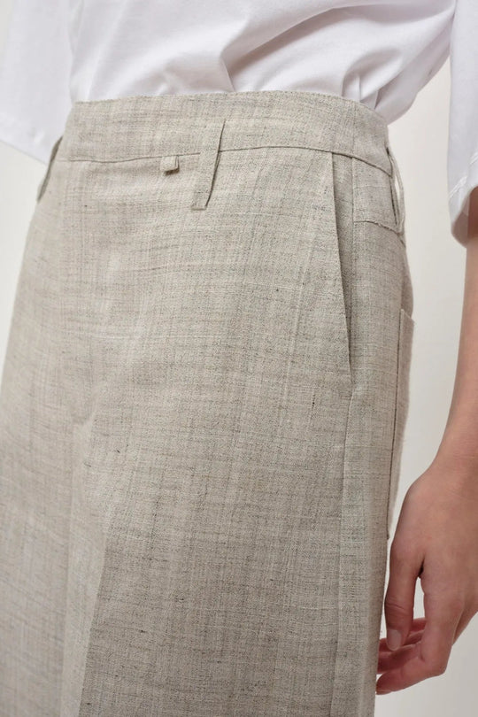 Herskind Poppy Pants i sand – klassiske bukser med mid-waisted pasform, skarpe linjer og store lommer. Fremstillet i italiensk stof. Perfekte til et skræddersyet look. Cassandra.dk