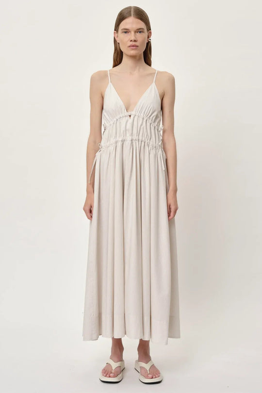 Herskind Miranda Dress i creme pinstripe – lang V-hals kjole med horisontale cutlines og justerbar snøre.