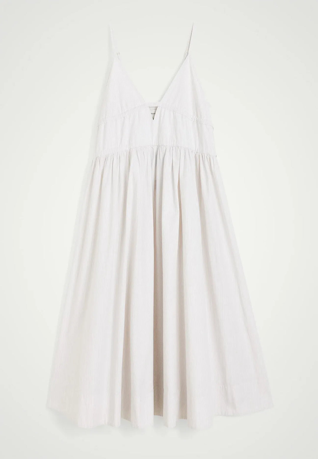 Herskind Miranda Dress i creme pinstripe – lang V-hals kjole med horisontale cutlines og justerbar snøre.